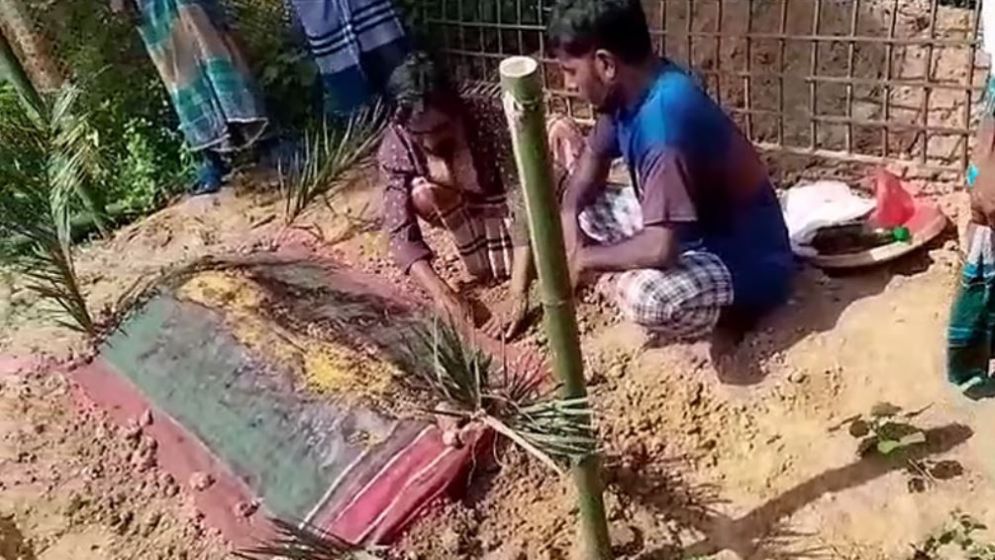 সাপের কামড়ে মৃত্যুর ২ দিন পর নারীকে ‘জীবিত’ করার চেষ্টা ওঝার
