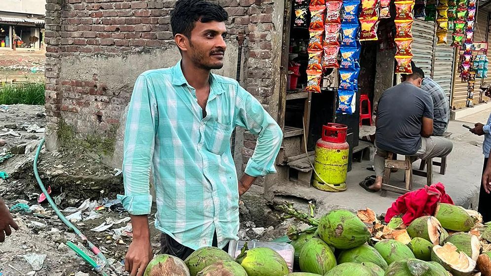 ত্যাগী ছাত্রদল নেতা জুলহাসের সংসার চলে ডাব বিক্রি করে
