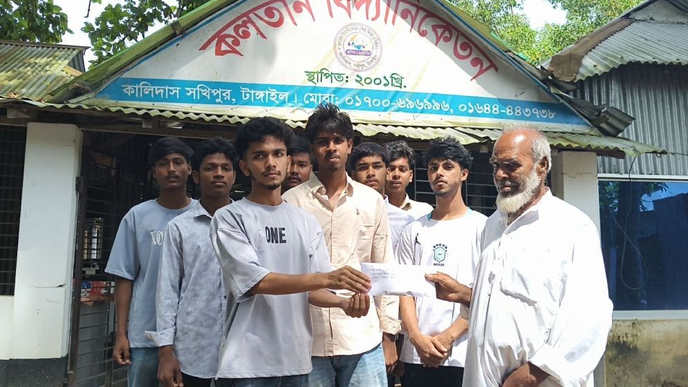 মিষ্টি কেনার টাকা দিয়ে সহপাঠীর মায়ের পাশে এসএসসি উত্তীর্ণ শিক্ষার্থীরা