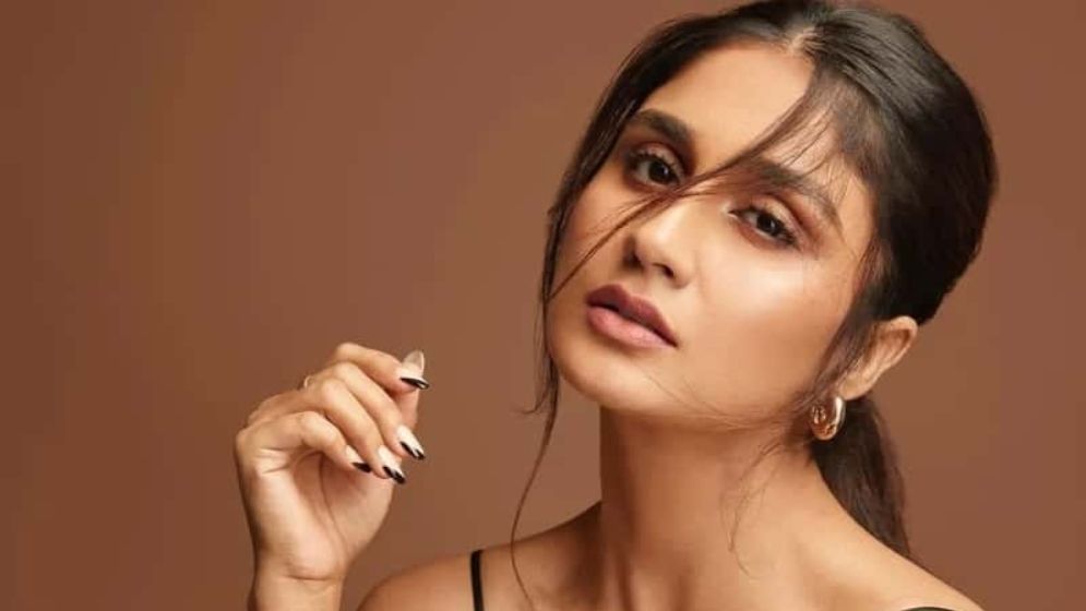 কাপড় খুলে ব্লেড হাতে অভিনেত্রীর হামলা, অতঃপর...