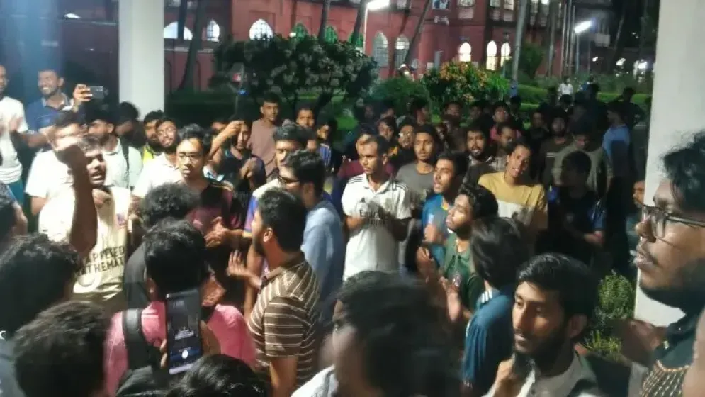শিক্ষার্থীকে হেনস্তার অভিযোগ, প্রভোস্টের পদত্যাগের দাবিতে বিক্ষোভ