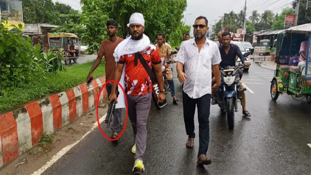 কাফনের কাপড় মাথায় বেঁধে অস্ত্র হাতে সাবেক ছাত্রদল নেতার মহড়া