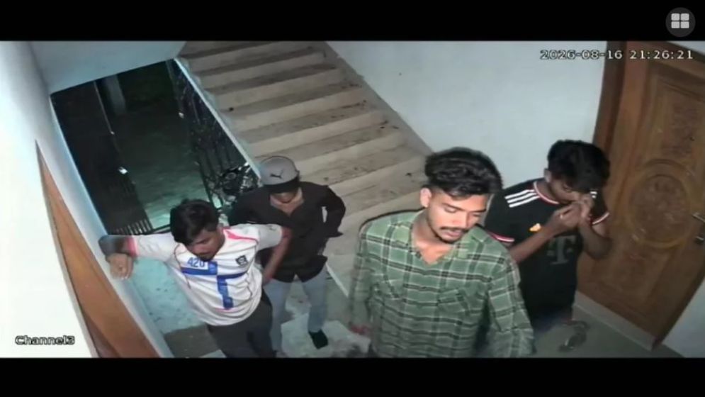 লিভ ইন সন্দেহে দম্পতির ফ্ল্যাটে বিশ্ববিদ্যালয় ছাত্রের হামলা