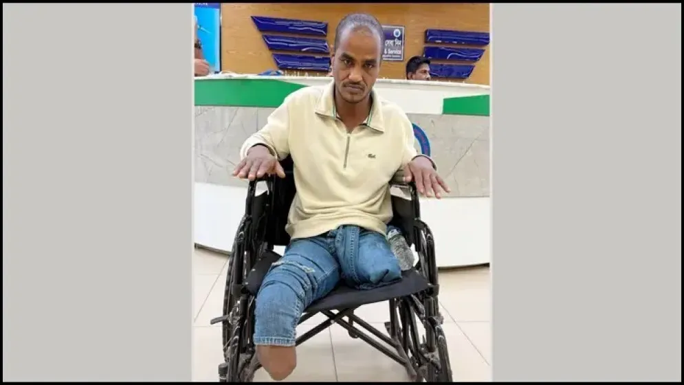 ২৫ বছর পর হুইলচেয়ারে দেশে ফিরেছেন ফরিদ, খুঁজছেন পরিবার
