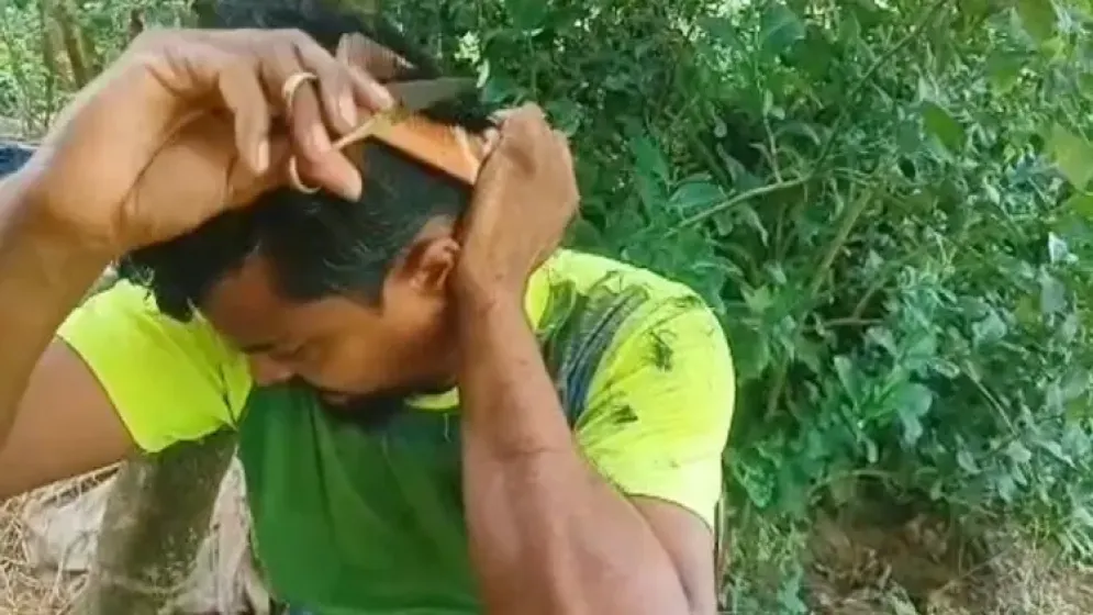 নাপিতের সিরিয়াল না পেয়ে ১৭ বছর ধরে নিজের চুল নিজেই কাটেন শিবির নেতা