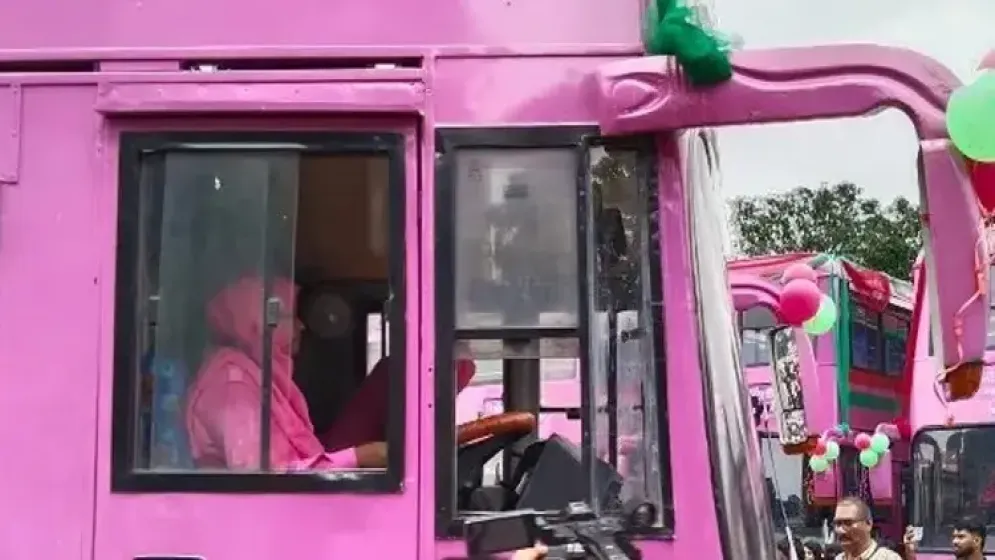 নারী বাসচালকের বিব্রতকর মুহূর্ত, প্রশ্ন ভিডিও নিয়ে