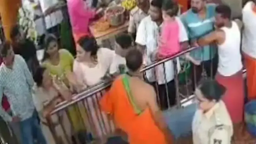 নারী পুলিশকে চড় মারলেন নেতার মেয়ে, খেলেন পাল্টা থাপ্পড়