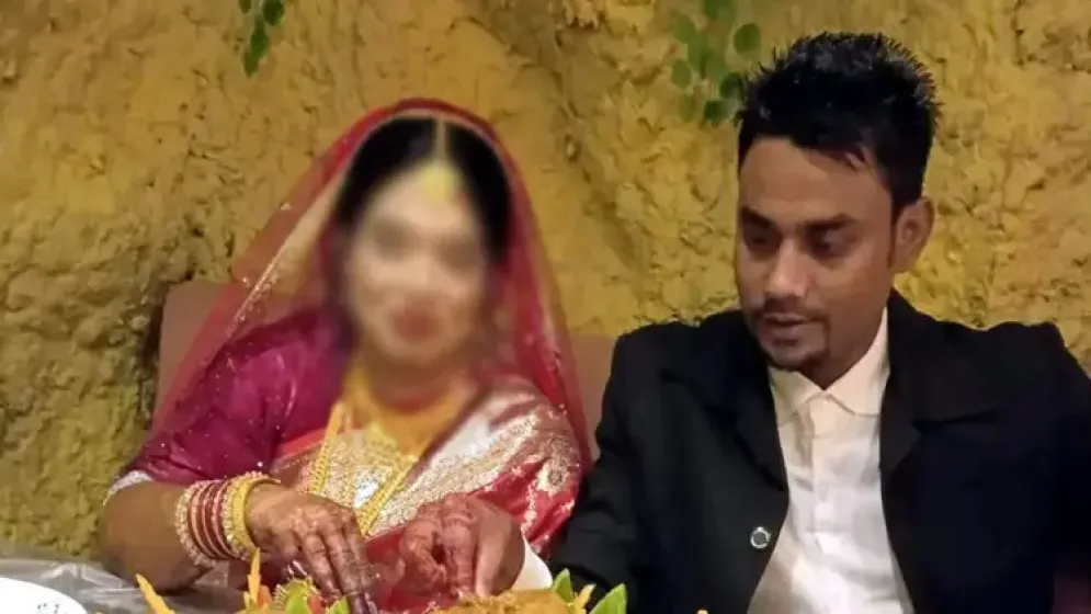 প্রবাসী স্বামীকে তালাক না দিয়েই প্রেমিককে বিয়ে করলেন ৪ সন্তানের মা