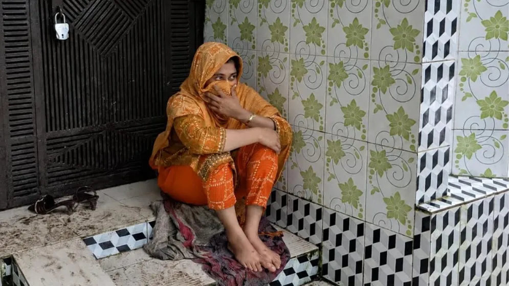 বিয়ের দাবিতে প্রেমিকের বাড়িতে অনশন, প্রেমিকা গ্রেপ্তার