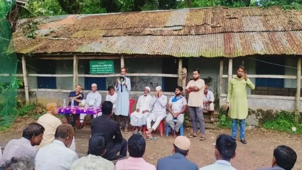 মাদকের বিরুদ্ধে দাঁড়ালো এক গ্রামের কিশোর থেকে বৃদ্ধ সবাই
