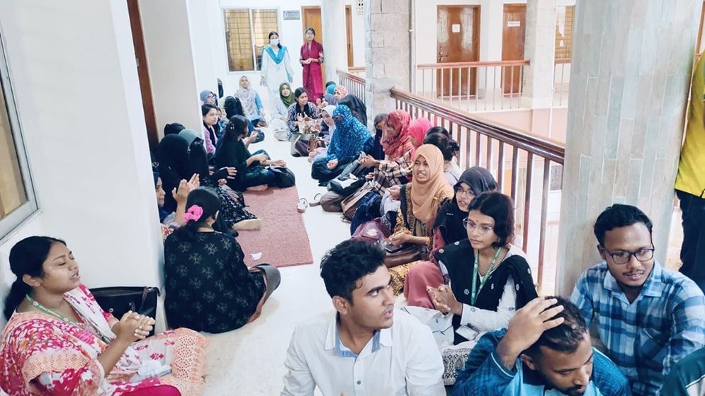 অনশনে বরিশাল বিশ্ববিদ্যালয়ের শতাধিক শিক্ষার্থী