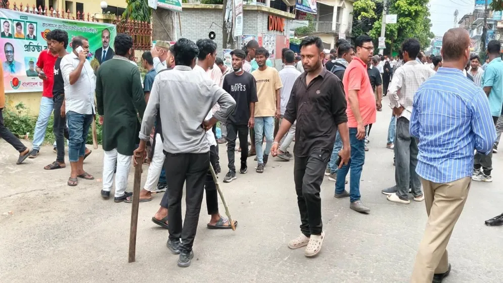 বিএনপির প্রতিষ্ঠাবার্ষিকী ঘিরে দুই পক্ষের সংঘর্ষে রণক্ষেত্র সীতাকুণ্ড