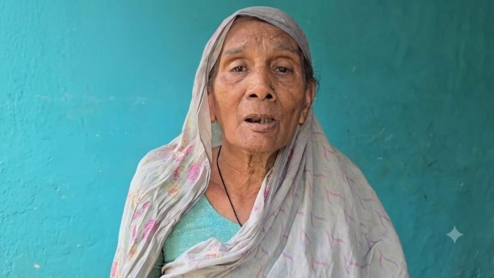জমি লিখে না দেওয়ায় মাকে বাড়িছাড়া