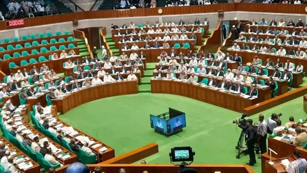 সংসদ ভবনে ঢুকছে বৃষ্টির পানি, বড় দুর্ঘটনার আশঙ্কা