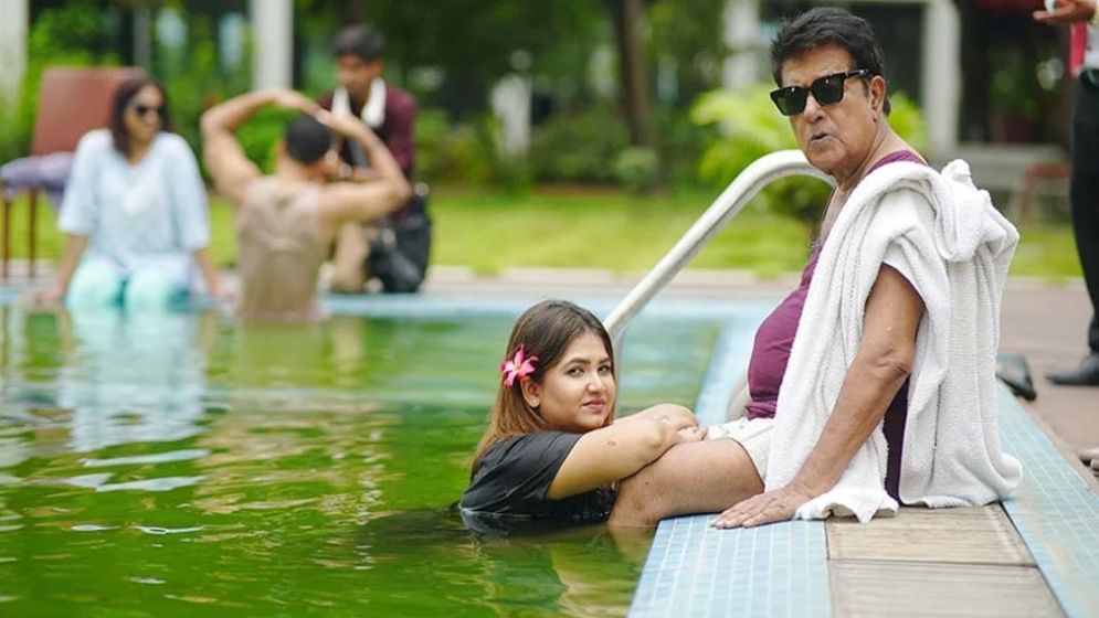 তরুণীর সঙ্গে সুইমিংপুলে মামুনুর রশীদের ছবি ভাইরাল, যা জানা গেল