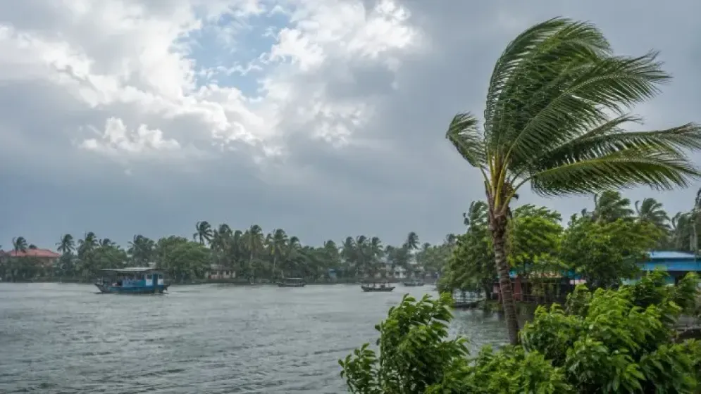 দুপুরের মধ্যে ১২ অঞ্চলে বজ্রসহ বৃষ্টির আভাস