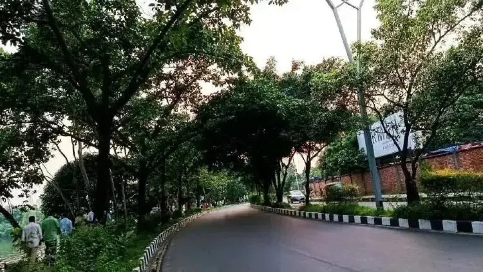 ছুটির দিনে সকালে অস্বাস্থ্যকর ঢাকার বাতাস