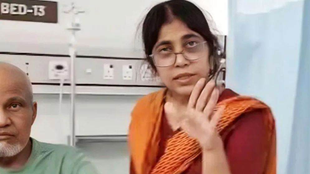 হাসপাতালে অসুস্থ বাবার কাছ থেকে দলিলে সইয়ের চেষ্টা, জানা গেল মেয়ের পরিচয়