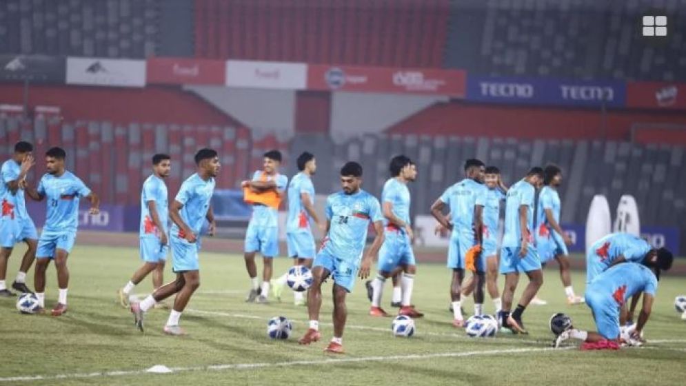 বাংলাদেশের ফুটবলে নতুন ঢেউ, আসছেন আরও ৫ প্রবাসী তারকা!