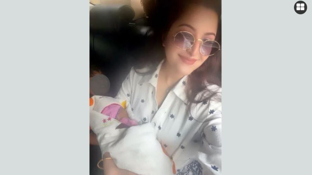শিশু কোলে ছবি দিয়ে পরীমণি বললেন ‘তিন নম্বর জন ডান’