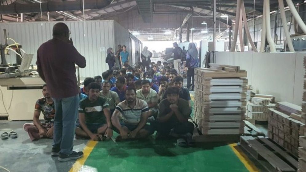 মালয়েশিয়ার কারখানায় অভিযান, ১৫৫ বাংলাদেশিসহ আটক ২৩৪