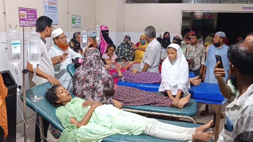 সহপাঠীর দেওয়া আখরোট খেয়ে হাসপাতালে ৭ ছাত্রী