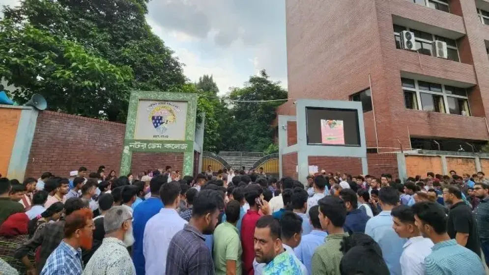 নটর ডেমে ভর্তি পরীক্ষায় শিক্ষার্থী-অভিভাবকের উপচেপড়া ভিড়