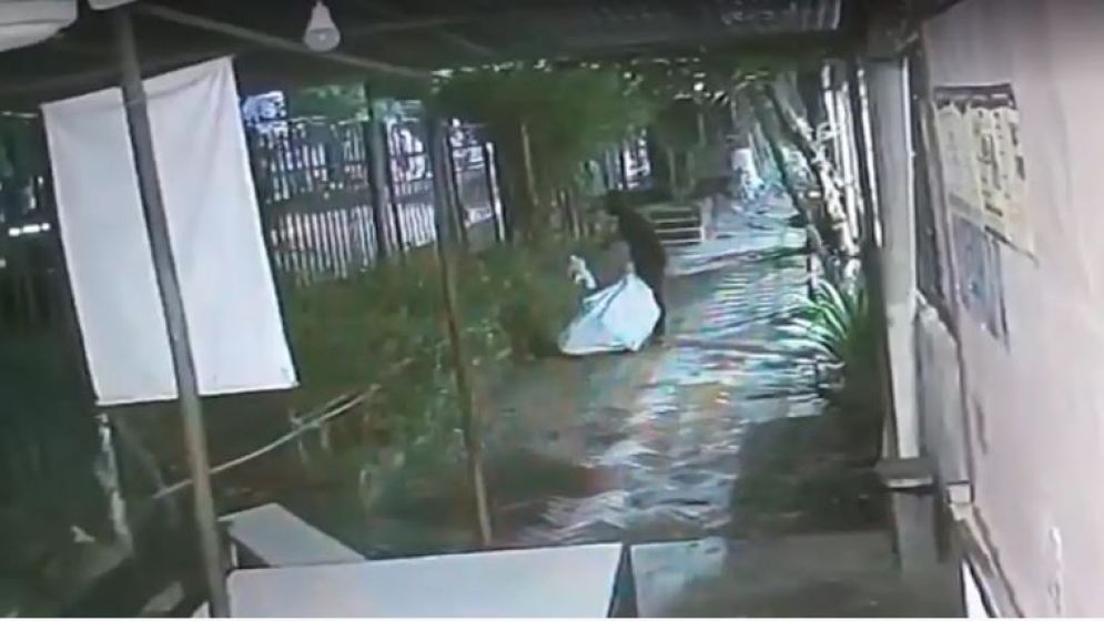 হাসপাতাল ব্যবস্থাপককে বস্তায় ভরে টেনে নেয়ার ভিডিও, বাস্তবে যাঘটছে