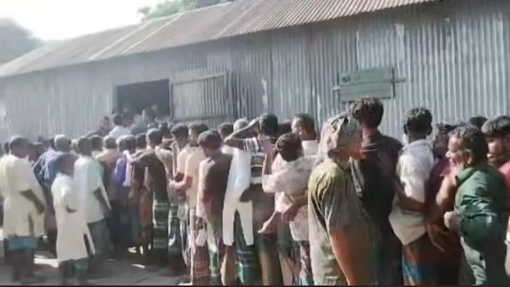 ১২ ঘণ্টা লাইনে দাঁড়িয়েও সার পেলেন না কৃষক