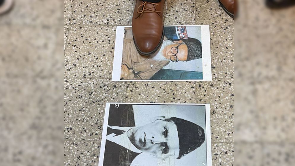 ডাকসু সংগ্রহশালা: মেঝেতে জিন্নাহ-গোলাম আযমের ছবি পাশাপাশি রেখে পদদলন