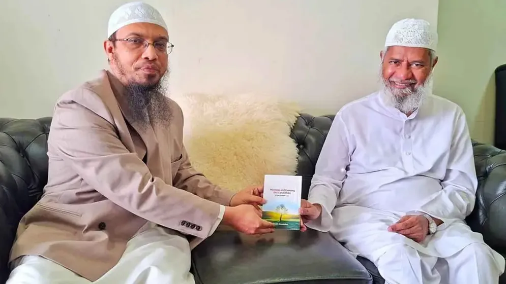 জাকির নায়েককে বই উপহার দিলেন শায়খ আহমাদুল্লাহ