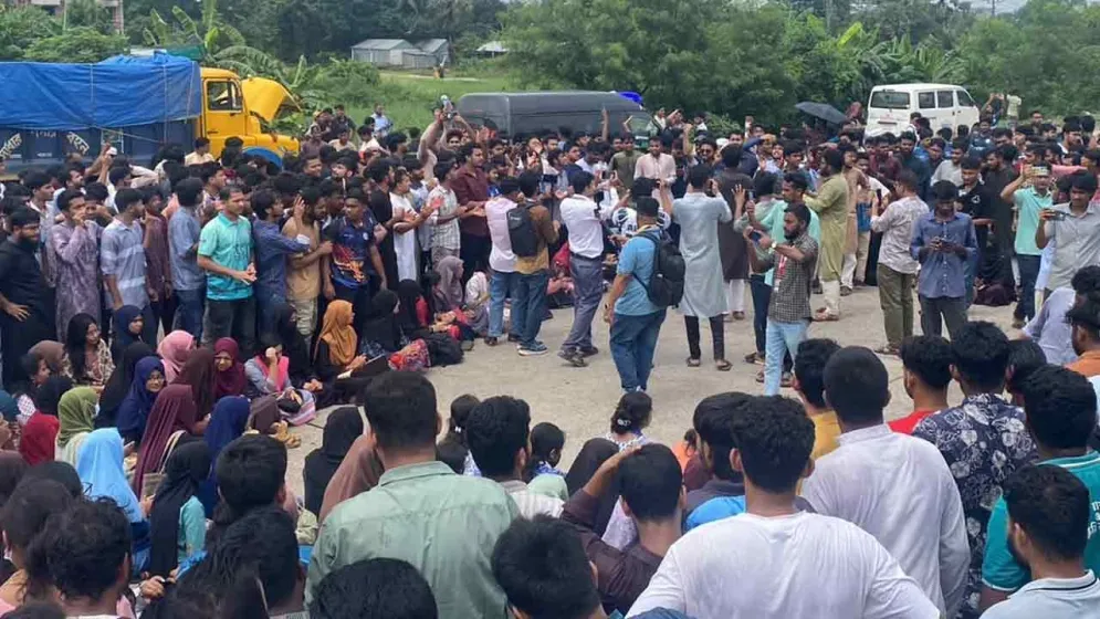 অপ্রতীম হত্যার বিচারের দাবিতে ঢাকা-চট্টগ্রাম মহাসড়ক অবরোধ