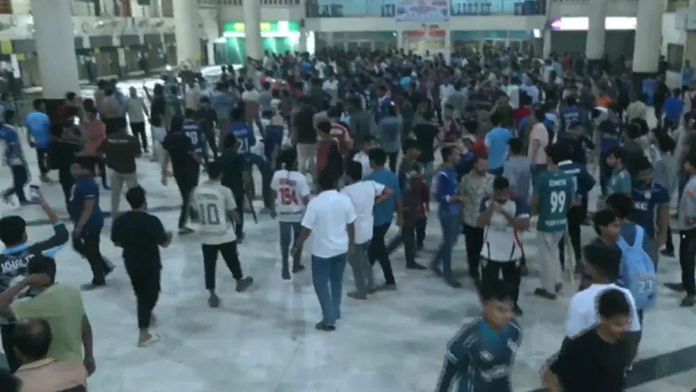রাজশাহী স্টেশনে রাবি শিক্ষার্থীকে মারধরের প্রতিবাদে রেলপথ অবরোধ