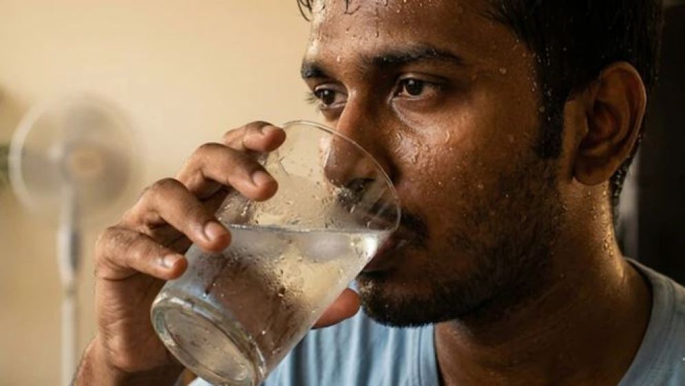 ঠান্ডা পানি খেলেই কি ওজন বাড়ে?