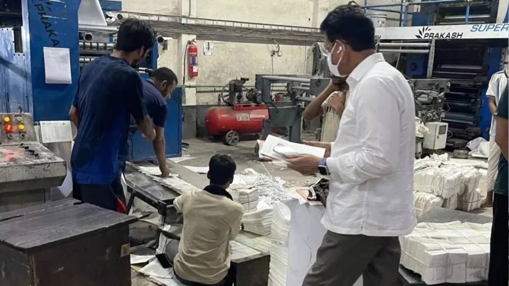 মধ্যরাতে হঠাৎ ছাপাখানায় শিক্ষামন্ত্রী, দেখলেন পাঠ্যবইয়ের মান