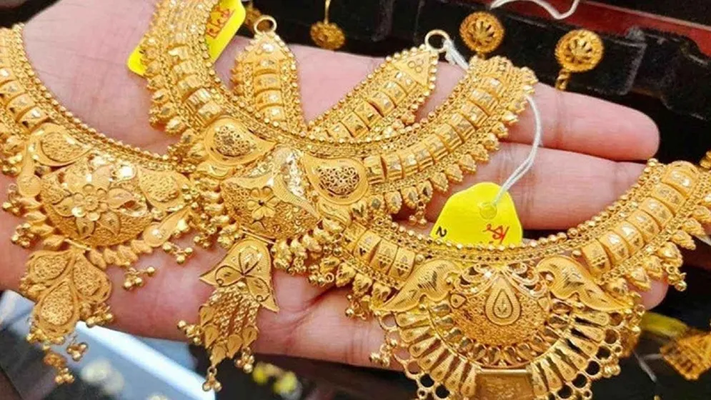 ৩ দফায় কমে আজ যে দামে বিক্রি হচ্ছে স্বর্ণ