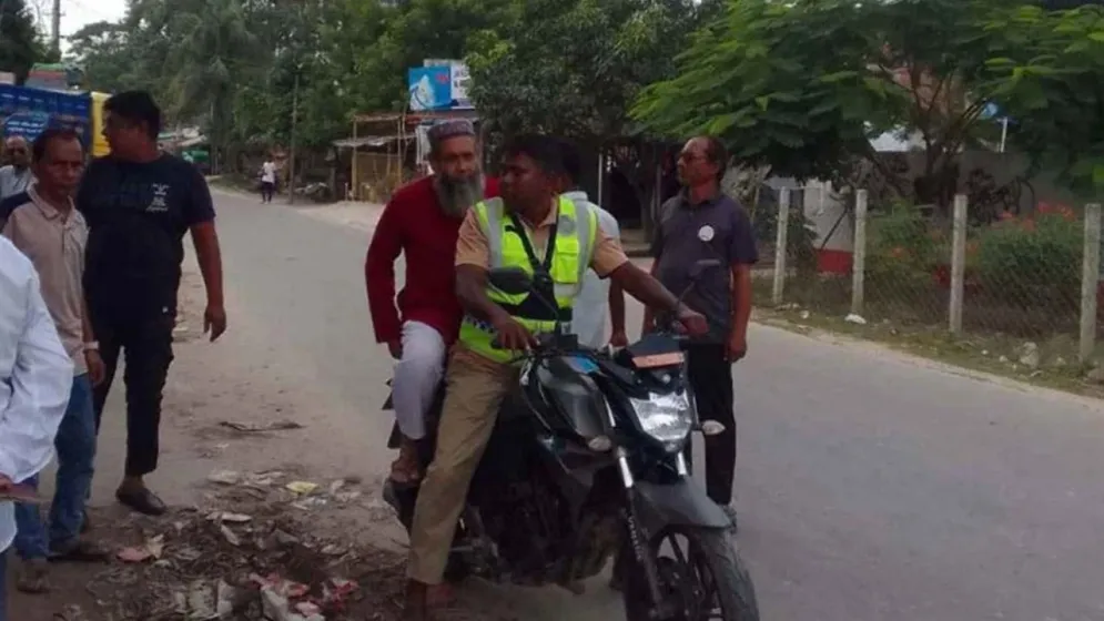 প্রধানমন্ত্রীর নির্দেশে কুষ্টিয়ার সেই শিক্ষককে বাড়ি পৌঁছে দিয়েছে পুলিশ