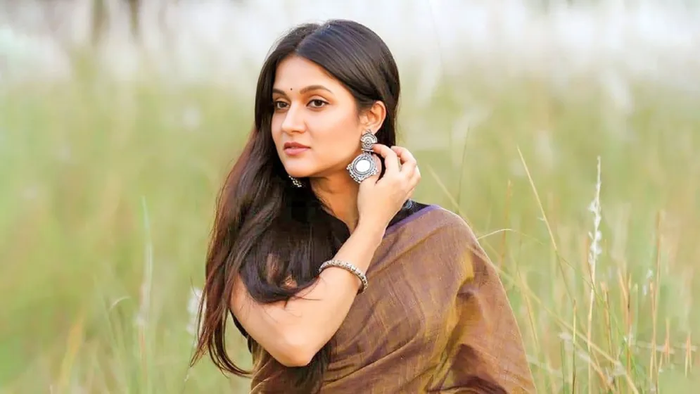 জীবনের নতুন অধ্যায়ে পা রেখে সবার কাছে দোয়া চাইলেন মিথিলা
