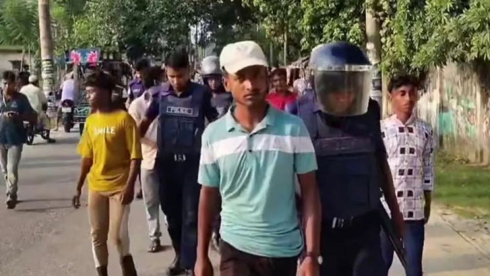 আসামির মুক্তির দাবিতে এসপি কার্যালয়ের সামনে হট্টগোল, আটক ২০