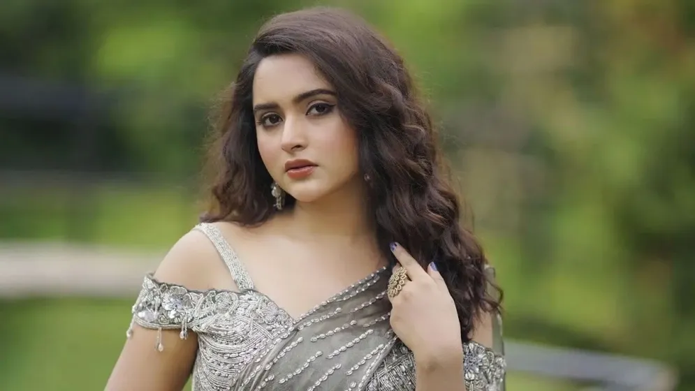 সাড়ে ৫টায় প্রিমিয়ারে ডেকে, নায়িকা এলেন অনুষ্ঠান শেষে