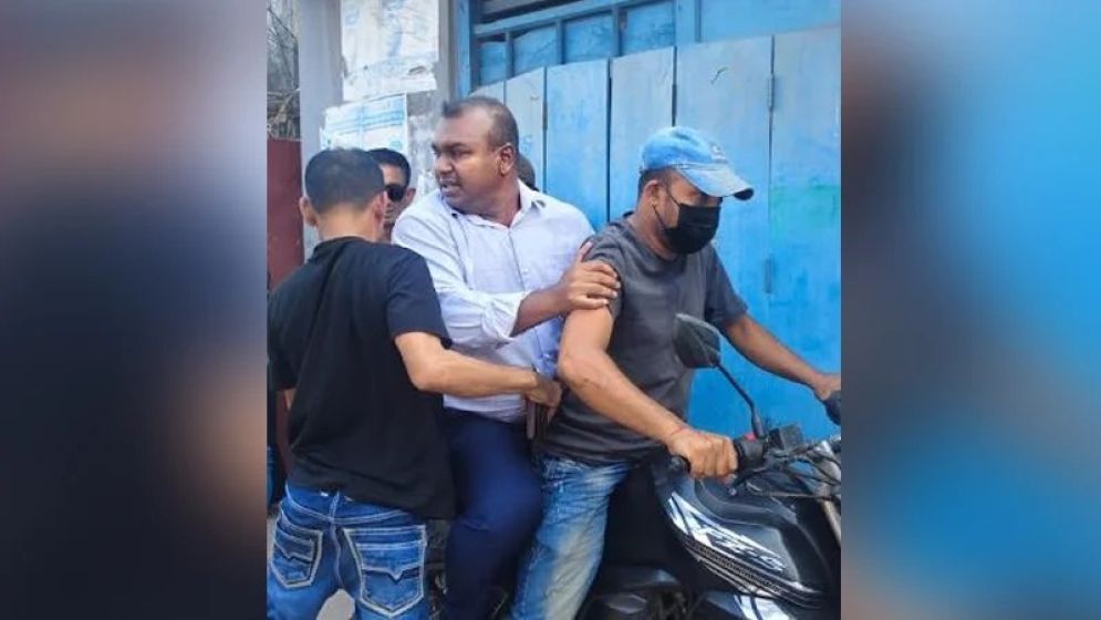 খুলনায় সাব রেজিস্ট্রারকে তুলে নিয়ে গেল দুর্বৃত্তরা, ফিরে এসে...