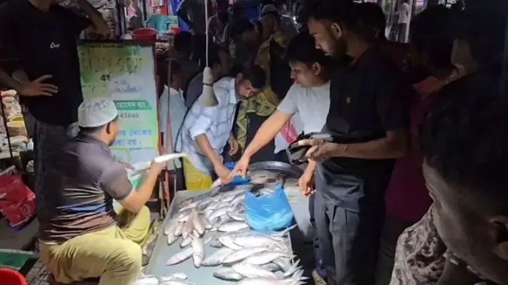 নিষেধাজ্ঞার আগে মাইকিং করে ইলিশ বিক্রি, বাজারে ক্রেতার ভিড়