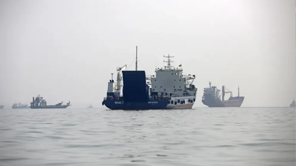 কাতারের উপকূলে জাহাজে একাধিক হামলা