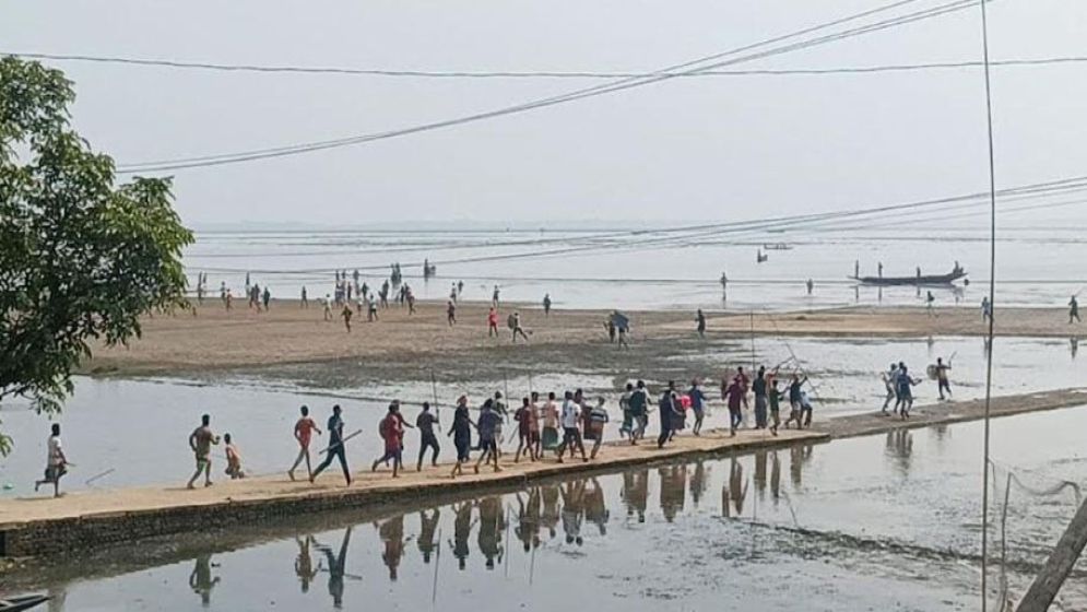 মসজিদের মাইকে ঘোষণা দিয়ে ৫ গ্রামবাসীর সংঘর্ষ, আহত অর্ধশতাধিক