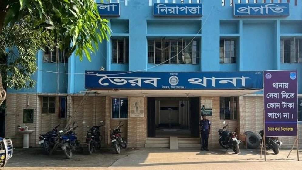 মসজিদের সামনে মোনাজাত ধরে বিচার চাইলেন বৃদ্ধা, কিছুক্ষণ পরই...