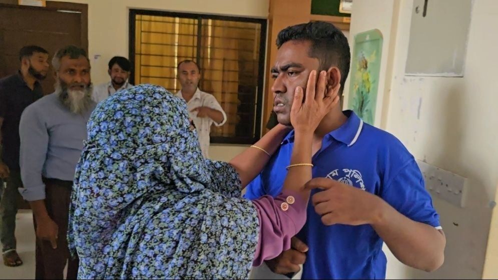 সঙ্গে থেকে নুন-পান্তা খেয়ে জীবন কাটাতে চান মা, ছেলে বললেন- ‘পারব না’