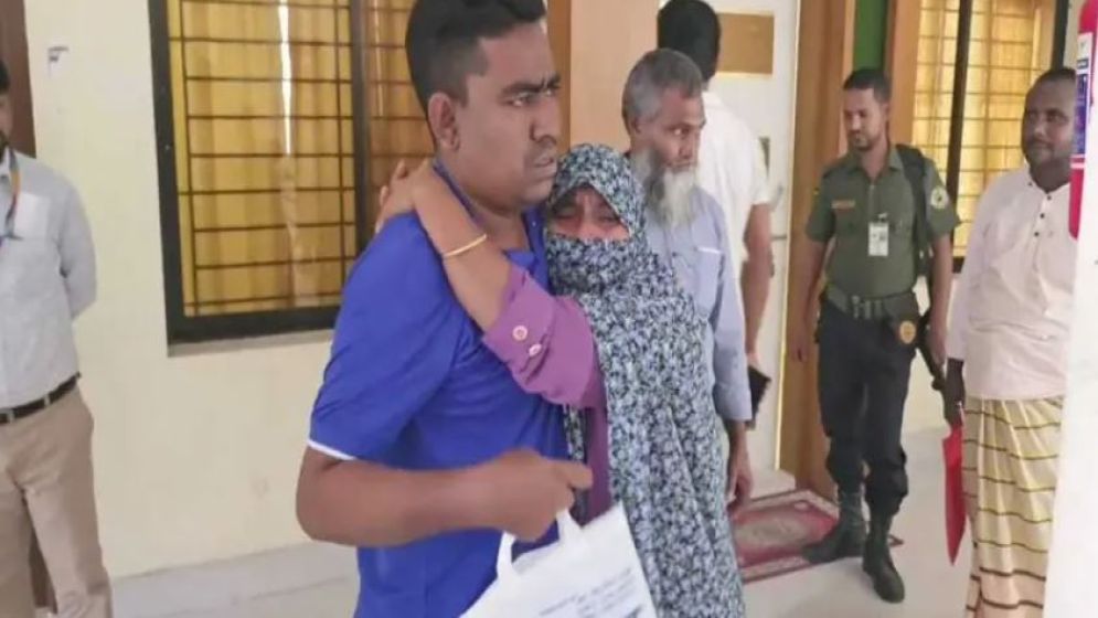 ‘স্ত্রীকে নিয়ে সুখে থাকতে’ বৃদ্ধ মাকে সঙ্গে রাখবে না একমাত্র ছেলে