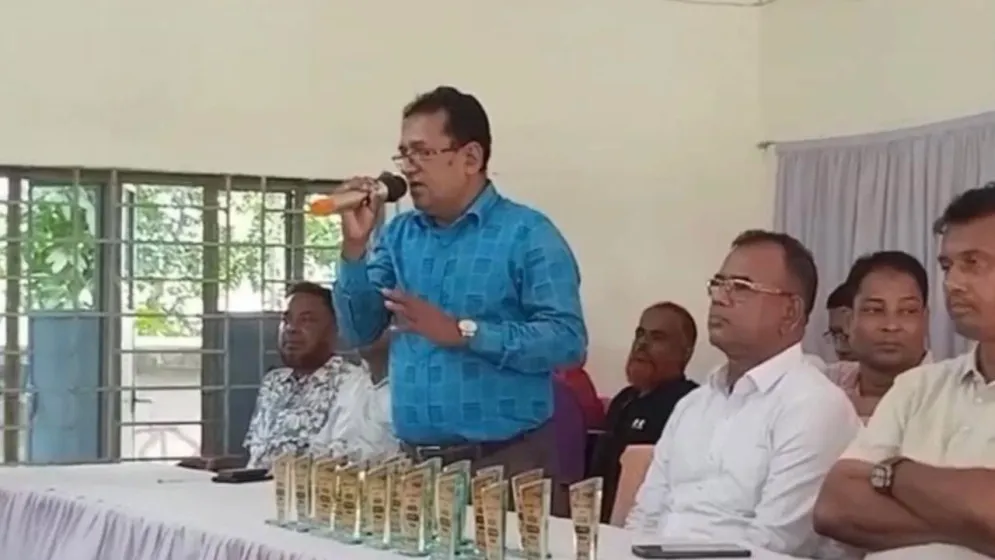 নামাজ নিয়ে বক্তব্যের খণ্ডিত ভিডিও ভাইরাল, বিপাকে হিন্দু শিক্ষক