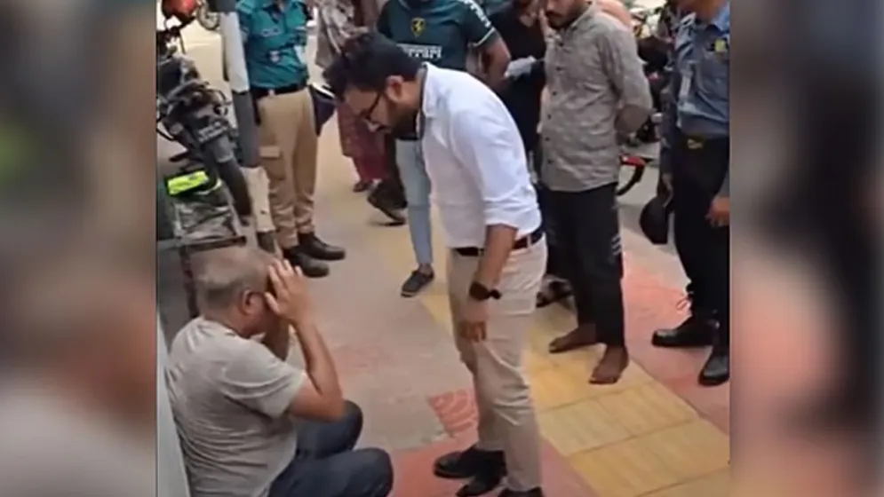 ঢাকার ফুটপাতে এক ব্যক্তিকে মারধর ও কান ধরে ওঠবস, নেপথ্যে কী