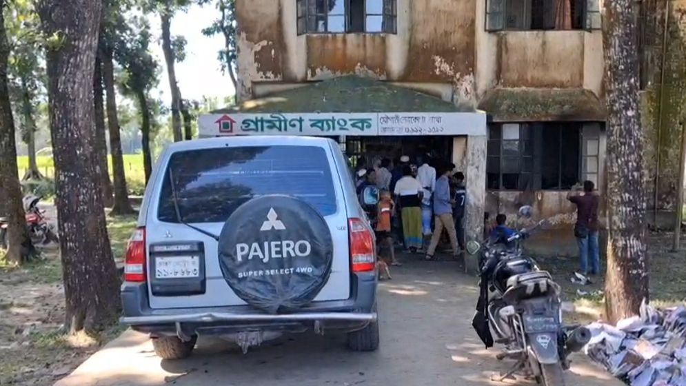 গভীর রাতে গ্রামীণ ব্যাংকের শাখায় আগুন, পুড়ল ২ মোটরসাইকেল